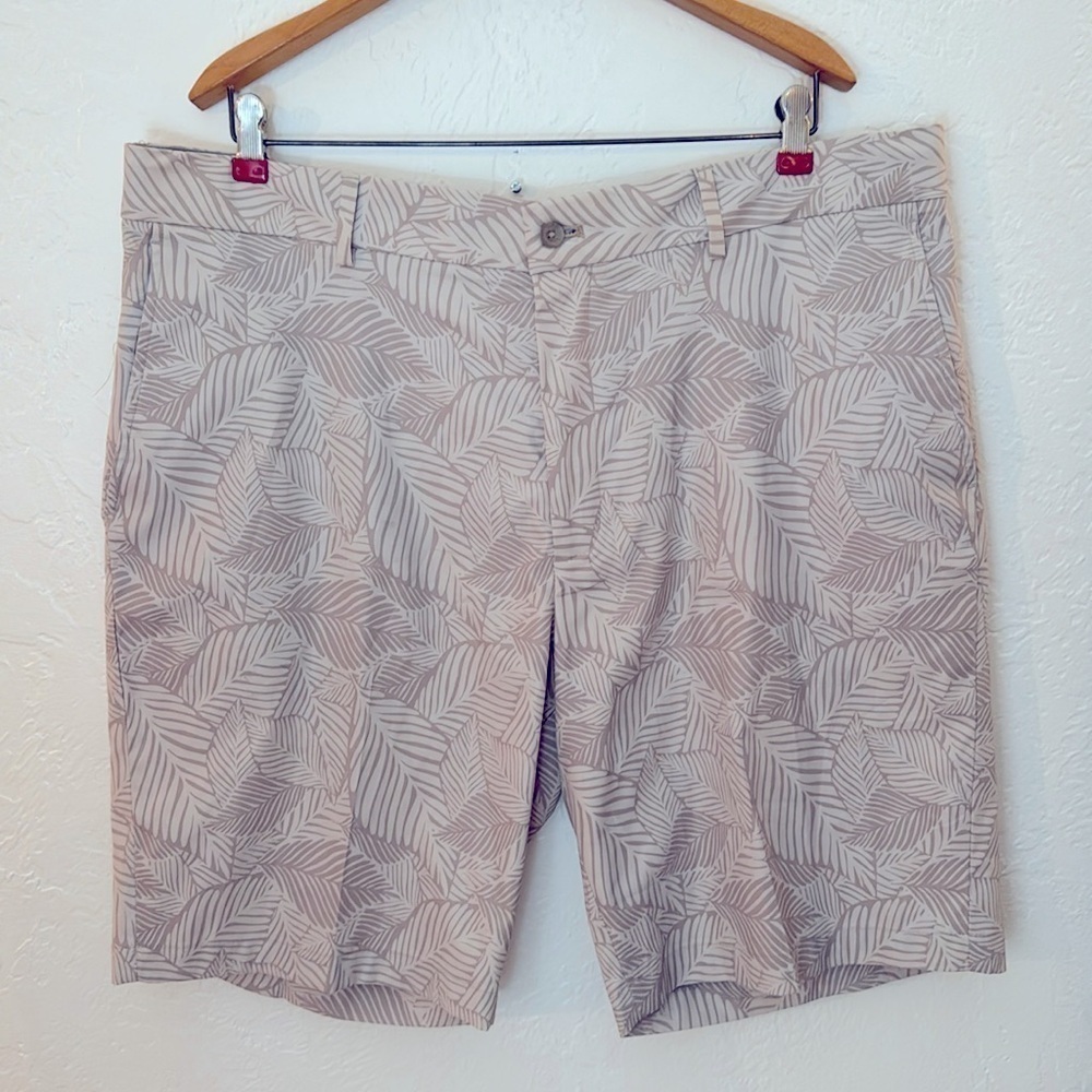 Walter Hagen wrinkle resistant flat front shorts leaves light khaki